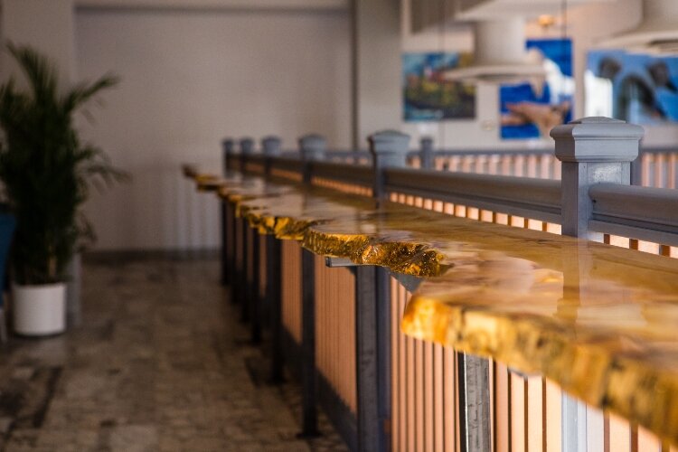 A lean bar surrounds the mezzanine so patrons can overlook the main dining area.